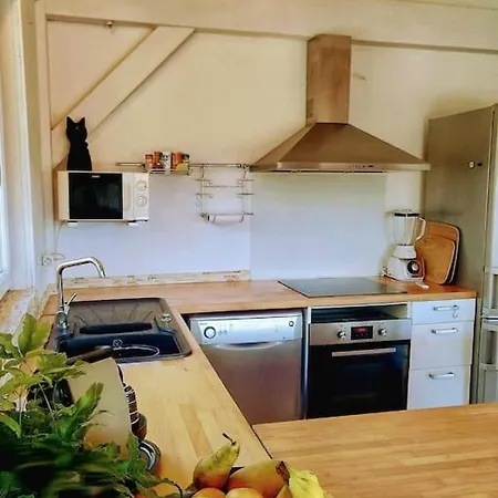 Chalet Au-Dessus Du Lac. 3 Chambres, 5 Lits.