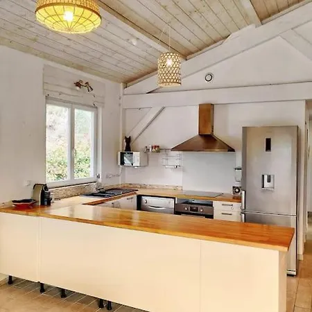 Chalet Au-Dessus Du Lac. 3 Chambres, 5 Lits. *